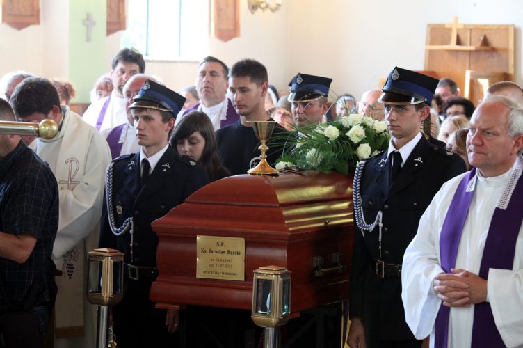 Wadlew: tłum żegnał ks. Jarosława Burskiego