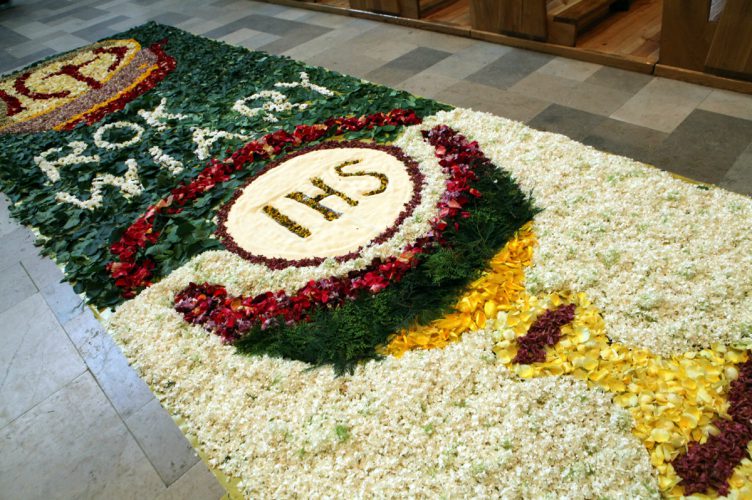 Kwiatowy dywan u pasjonistów