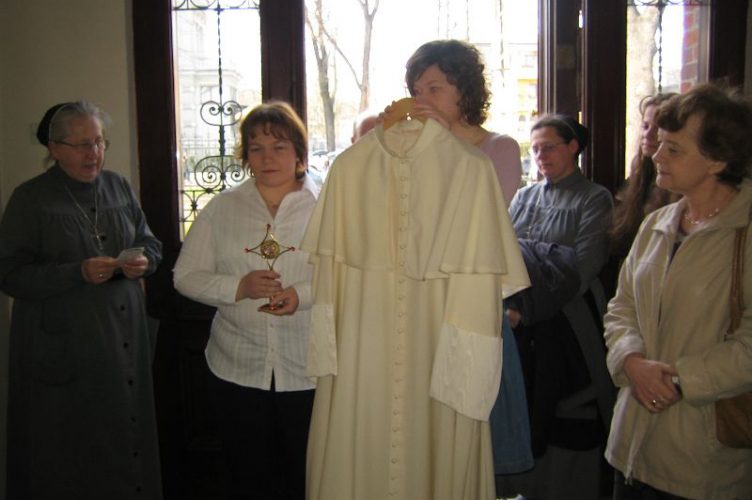 Studentki z Czerwonej - przygotowanie do kanonizacji bł. Jana Pawła II