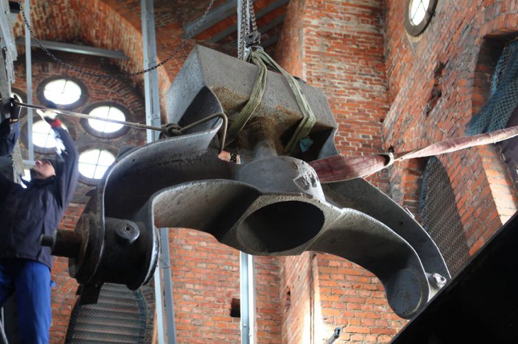 Demontaż jarzma dzwonu Zygmunt