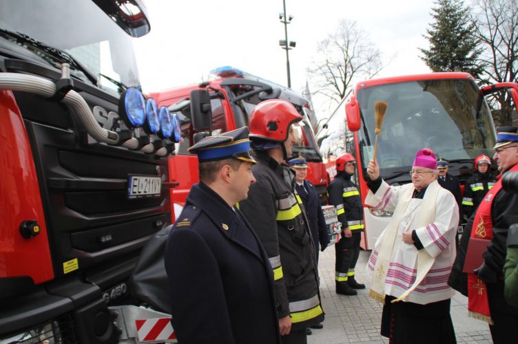 Poświecenie wozów strażackich przed łódzką katedrą