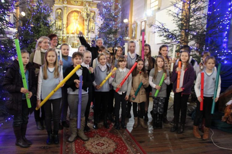 Grają kolędy na bum bum rurkach