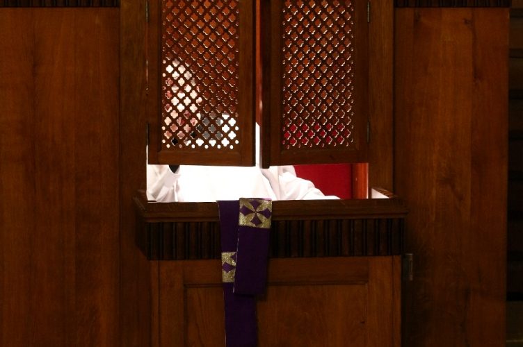 Stały konfesjonał w sanktuarium św. Antoniego Padewskiego w Łodzi w Łagiewnikach