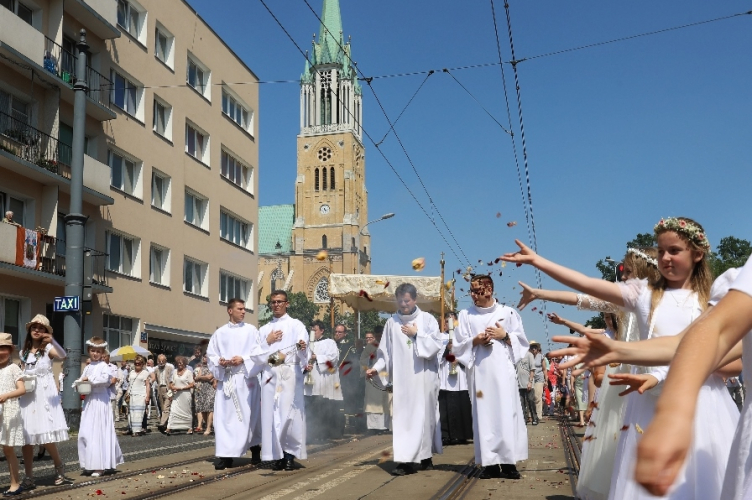 Kard. Krajewski: nie wstydzimy się pokazać, że przynależymy do Chrystusa i wraz z tym Chrystusem idźmy naszymi ulicami!