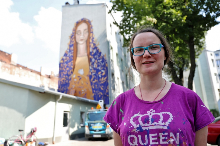 „Oblicze Piękna” – Maryjny mural na ścianie łódzkiej kamienicy