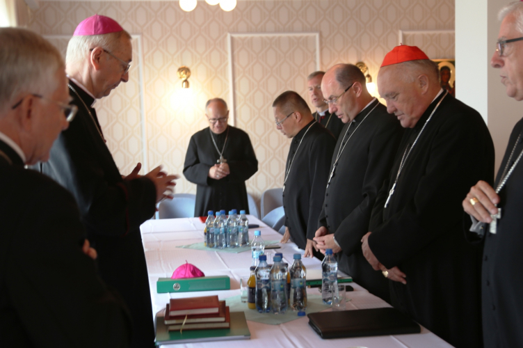 Rada Stała Episkopatu do rodziców: demoralizujące treści mogą naruszać dobra osobiste dzieci i rodziców