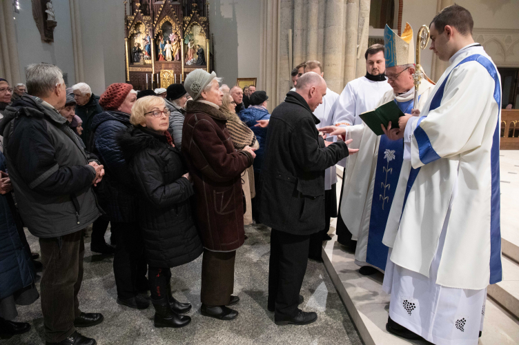 Bp Pękalski do chorych: Jezus uczy nasz wrażliwości