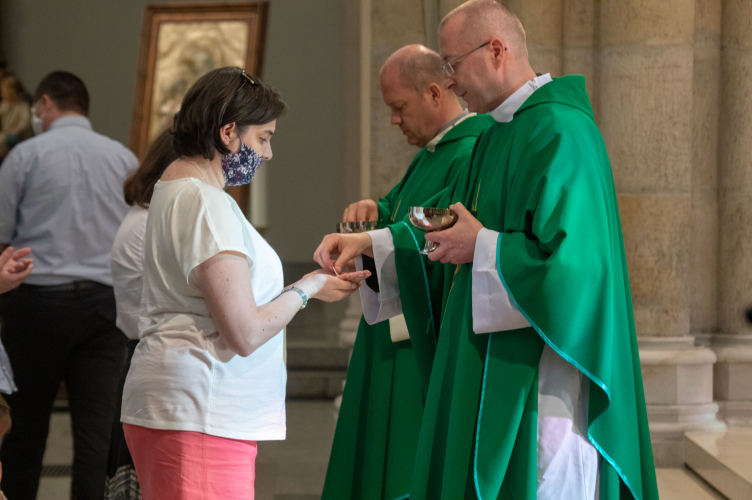 Komisja liturgiczna Episkopatu: Komunia na rękę nie jest profanacją!