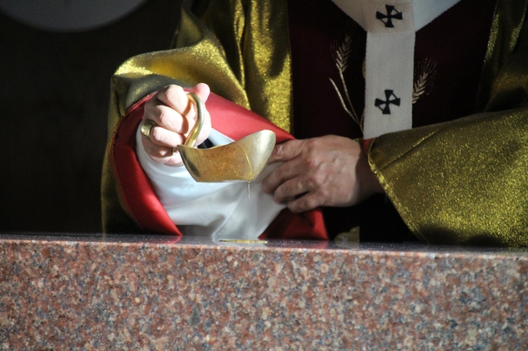 Pan nam daje chleb życia ze stołu Słowa i stołu Eucharystii | Konsekracja ołtarza w Tuszynie