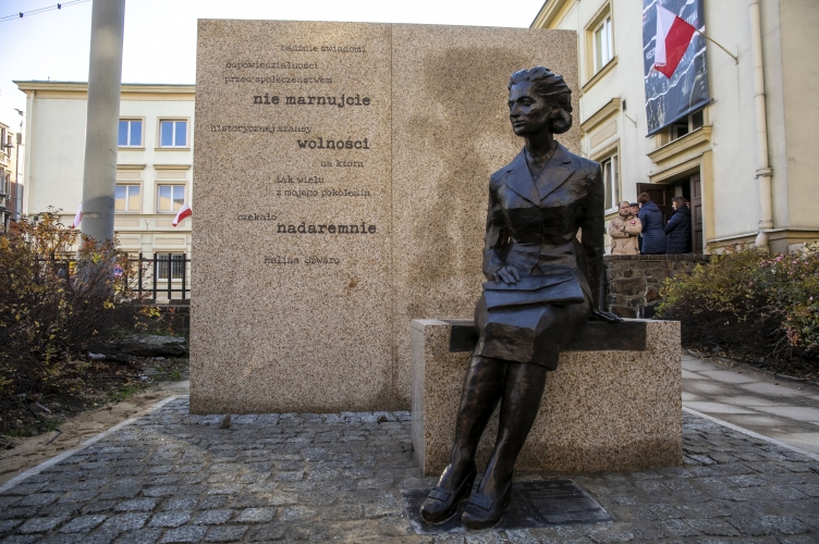 Odsłonięcie pomnika bohaterskiej łodzianki - Haliny Szwarc