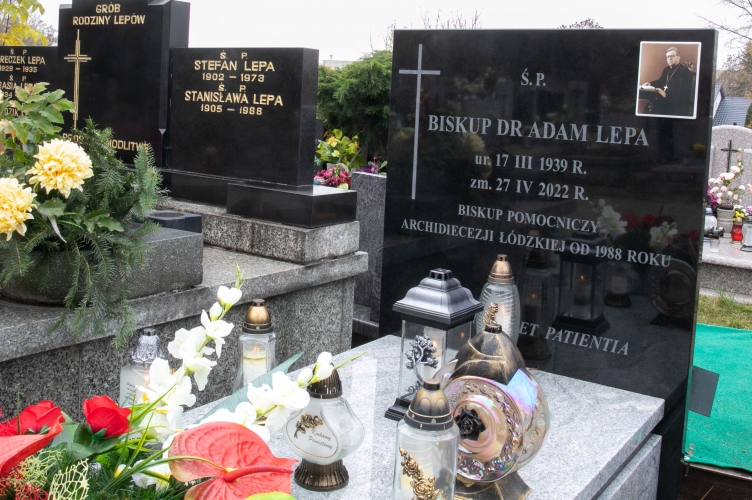 Poświęcenie nagrobka i modlitwa przy grobie śp. bpa Adama Lepy - 2022