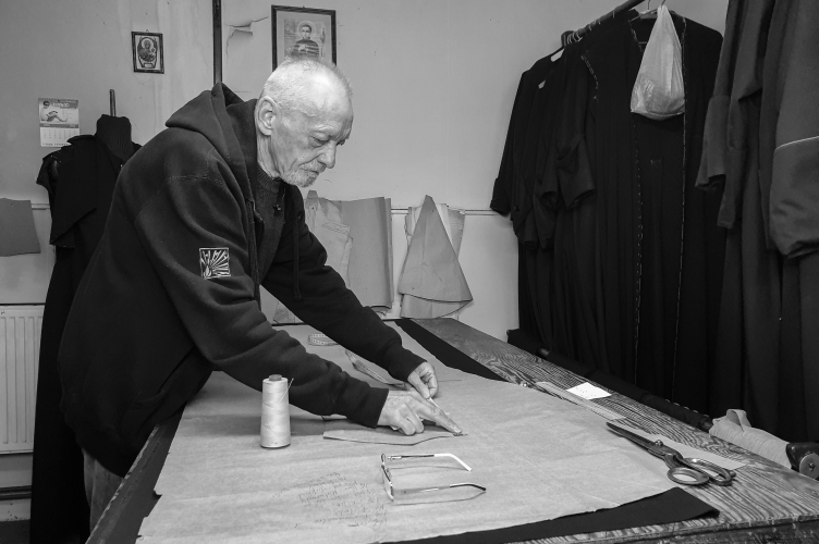 Mogłem szyć różne ubrania, ale wybrałem sutanny! – wywiad z krawcem śp. Grzegorzem Łuczyńskim