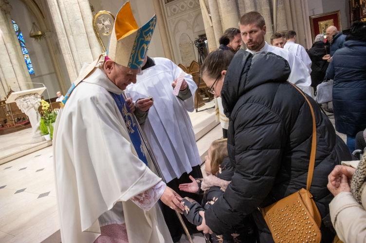 Bp Pękalski do chorych: Lekarzem leczącym ludzkie duchowe i fizyczne choroby - słabości jest Jezus Chrystus