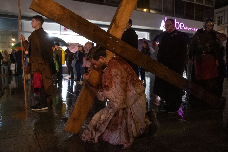 Misterium Męki Pańskiej „Dla rozbitych” przeszło ulicą Piotrkowską