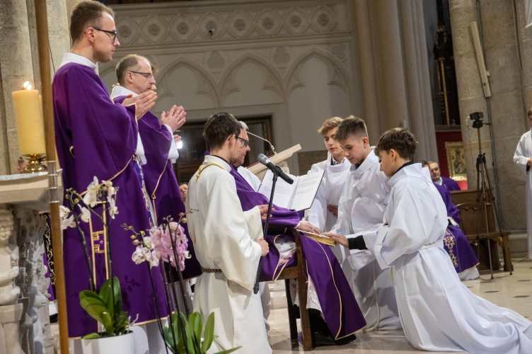 Bp Pękalski pobłogosławił 110 nowych lektorów dla parafii Archidiecezji Łódzkiej