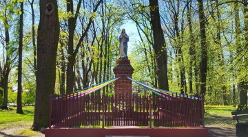 Maj - miesiącem Maryjnej modlitwy przy kapliczkach