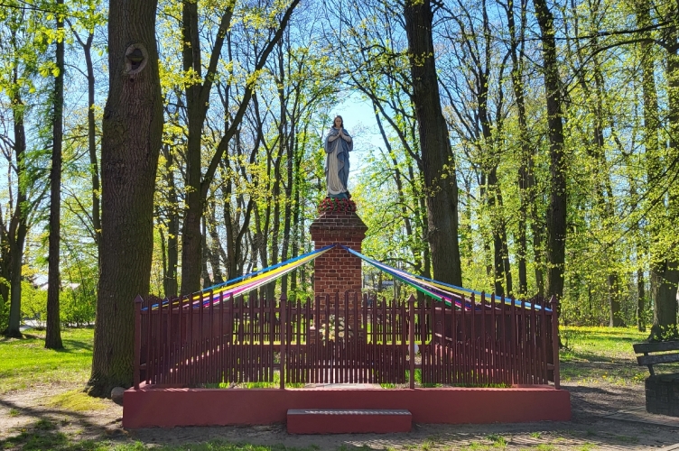 Maj - miesiącem Maryjnej modlitwy przy kapliczkach