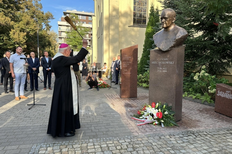 Odsłonięcie pomnika o. Stefana Miecznikowskiego