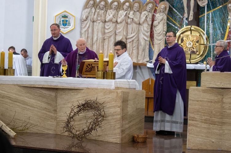Abp Ziółek podczas liturgii stacyjnej: każdy z nas posiada dary i talenty, aby podążać drogą służby wskazaną przez Chrystusa