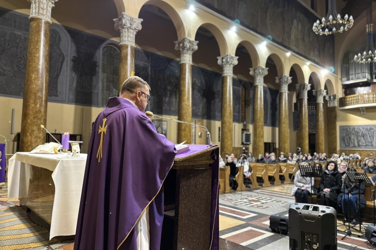 "Człowiek może przyjść do krzyża i przy nim zostawić samego siebie" | wywiad z ks. Chrzanowskim