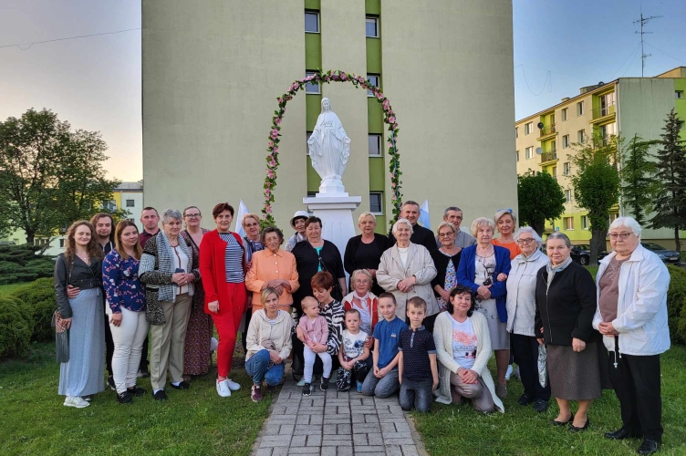 Nabożeństwo Majowe przy kapliczce w Leźnicy Wielkiej - Osiedle