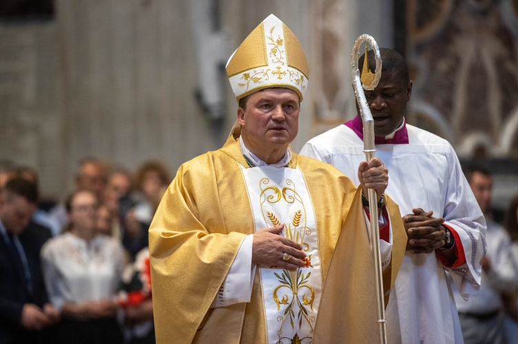 Bp Krzysztof Nykiel: Człowiek w konfesjonale to ziemia święta – nie wolno go podeptać