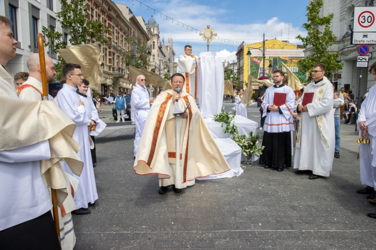 Kard. Ryś: spożywana Eucharystia nie pozwala na zgaszenie nadziei! | BOŻE CIAŁO 2025