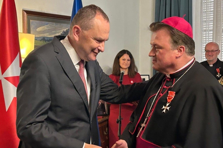 Bp Krzysztof Nykiel odznaczony Krzyżem Oficerskim Orderu Odrodzenia Polski