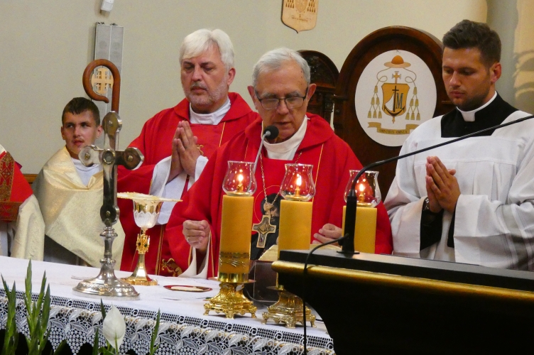 Bp Pękalski: świętość Kościoła wynika z obecności Ducha Świętego!