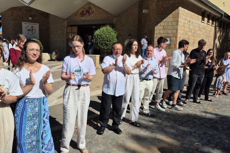 Młodzi z Łodzi na spotkaniu powołaniowym Wspólnot Drogi Neokatechumenalnej na rzymskim Tor Vergata