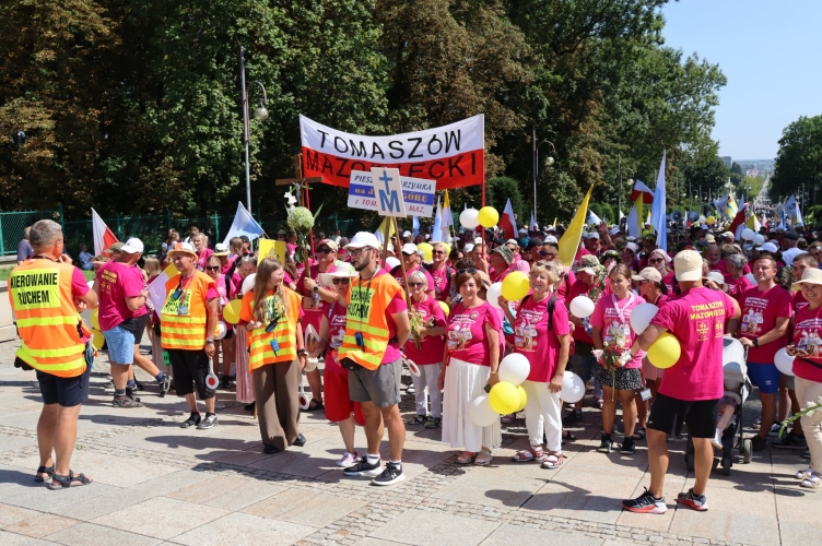 Tomaszowianie dotarli do tronu Królowej Polski na Jasnej Górze