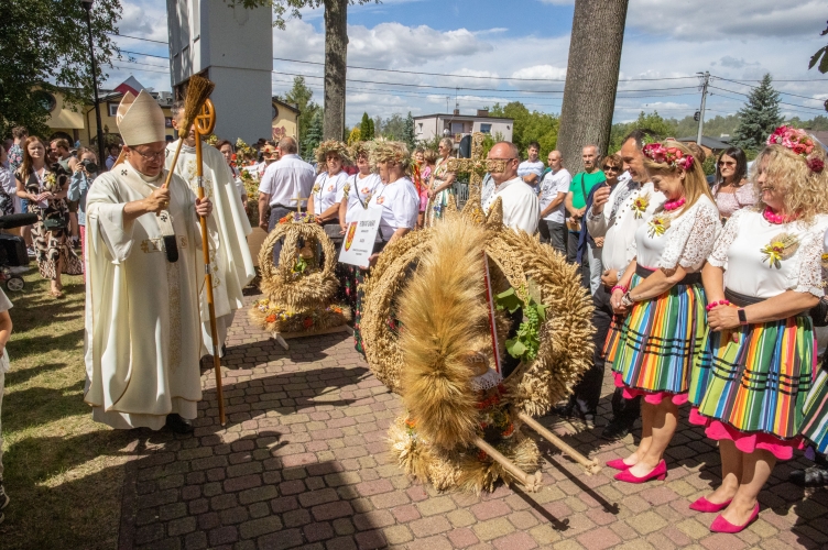 Kard. Ryś podczas dożynek w Buczku: mamy przepiękne wieńce dożynkowe, a co macie w sercach?