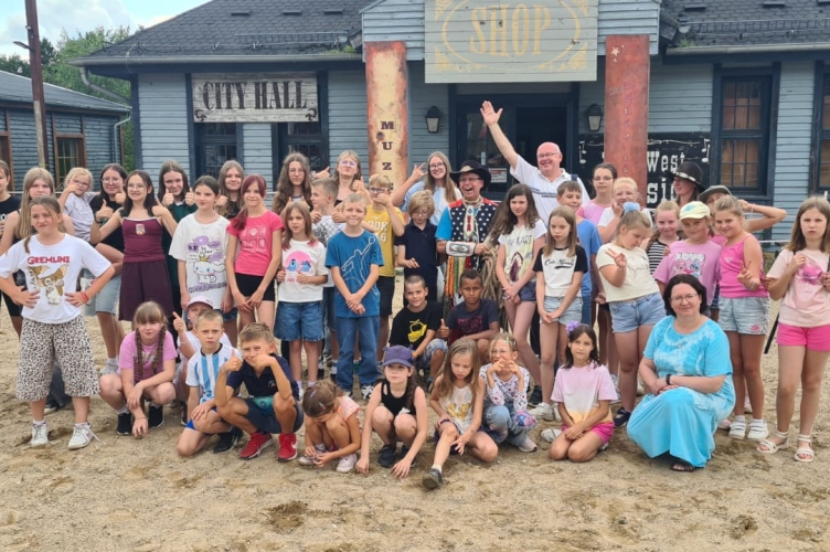 Wakacje pełne śmiechu, atrakcji i… gwiazdorskich spotkań! | Mazurska przygoda scholi i ministrantów z Parafii Ksawerów