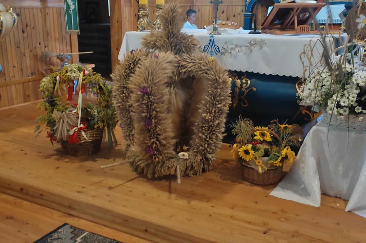 Dożynki w parafii Stróża: Polski rolnik, polskie pole, polski chleb na polskim stole