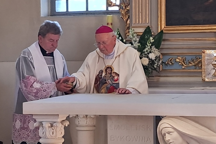 Abp Ziółek konsekrował ołtarz na cmentarzu parafialnym w Wolborzu