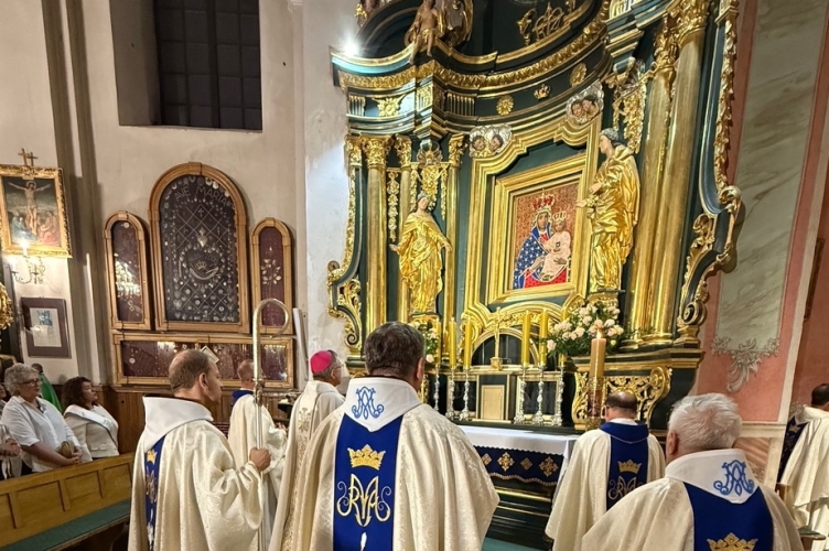 Maryja zawsze nas prowadzi do Jezusa