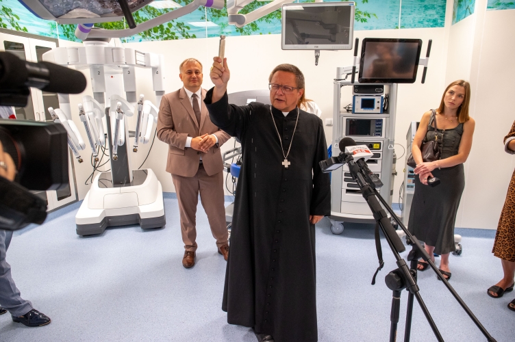 Kard. Ryś poświęcił nowe sale operacyjne Szpitala im. Kopernika w Łodzi