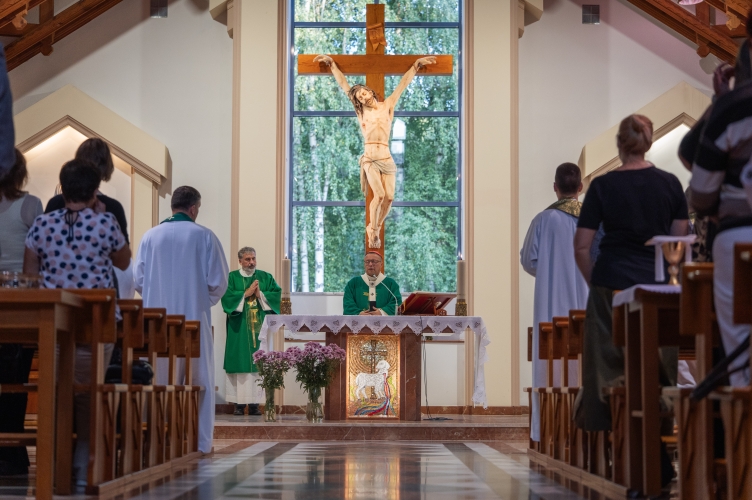 Kard. Ryś: w Kościele chodzi o dom! | Eucharystia w Uroczysku Porszewice