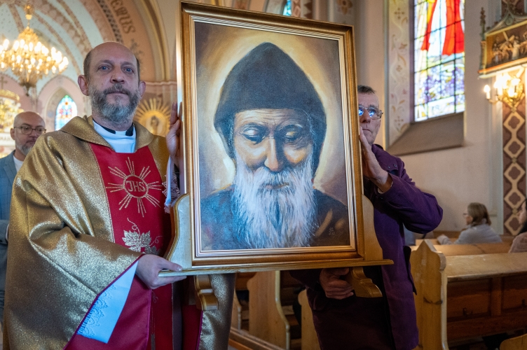 Wprowadzenie relikwii św. Szarbela w parafii Nawiedzenia NMP w Ruścu