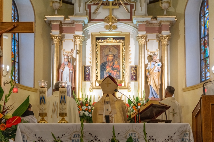 Kard. Ryś: ten wizerunek opisuje was jako wspólnotę ludzi wierzący | 500 lecie obrazu MB Jasnogórskiej w Dobrej