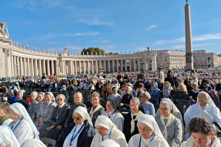 Ojciec Święty Leon do konsekrowanych: nie zabiegajcie o to, by należeć do tych mądrych i przebiegłych, którym wszystko sprzyja, ale przed którymi tajemnice te są zakryte!