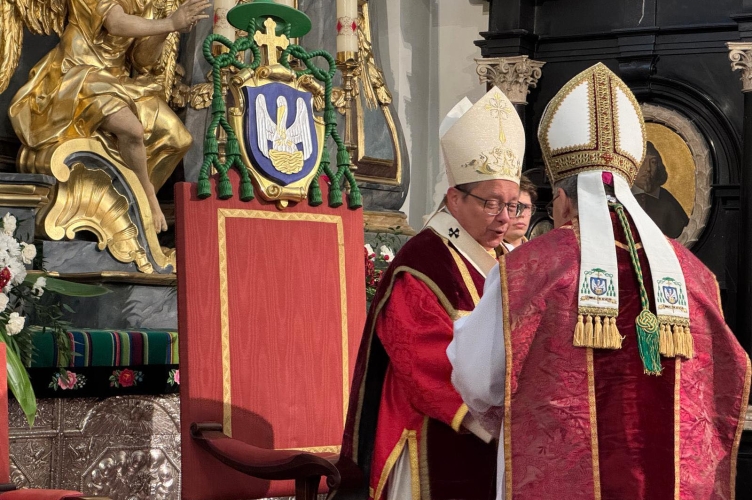 Metropolita łódzki odznaczony przez bpa Osiala Krzyżem Świętej Wiktorii