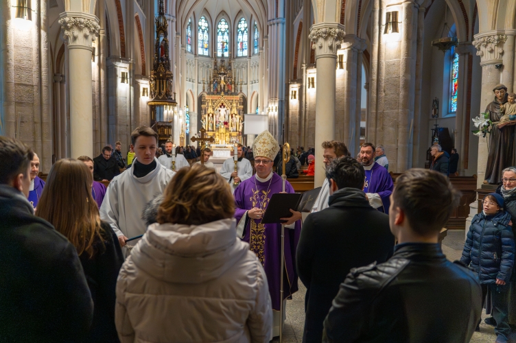 Bp Kleszcz: Potrzebujemy czasu, by przyjąć dar! | obrzęd przyjęcia do katechumenatu
