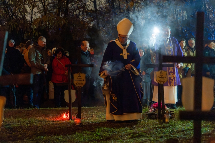 Kard. Ryś na cmentarzu dla bezdomnych: PILNUJCIE TEGO CO MACIE W SERCU!