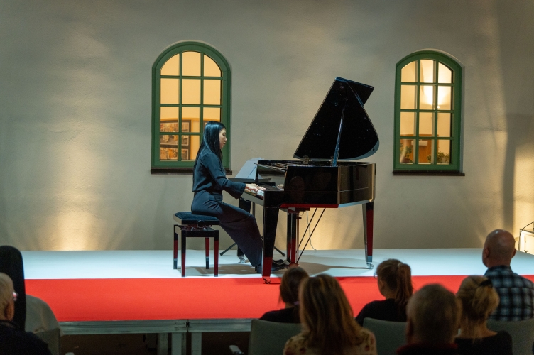 Recital fortepianowy Tanchanok Yimsomboon w piotrkowskim Veritas Campus