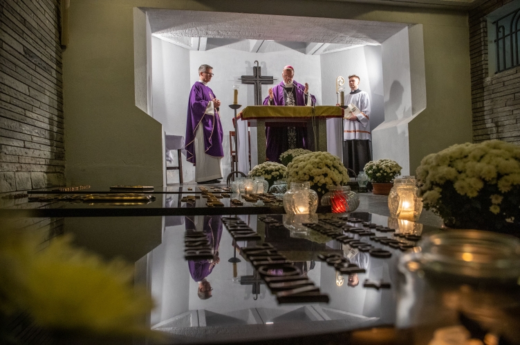 Bp Kleszcz: modlimy się za zmarłych biskupów i kanoników kapituły archikatedralnej dlatego, że do Pana Boga należy ostatnie słowo!