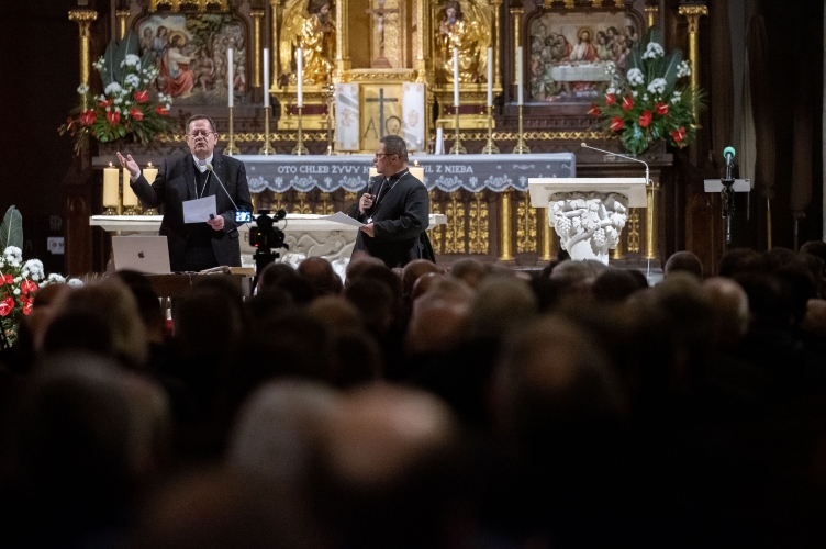 Kard. Lacroix podczas rekolekcji dla księży: Bóg nawet, gdy wie wszystko o tobie, patrzy na ciebie z miłością!