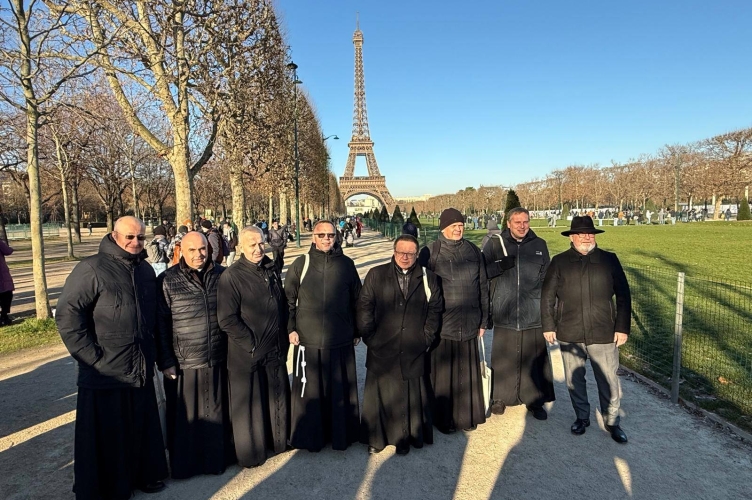 Biskupi z Polski obecni na spotkaniu młodych w Paryżu zapraszają do Łodzi na Taize w 2026 roku!