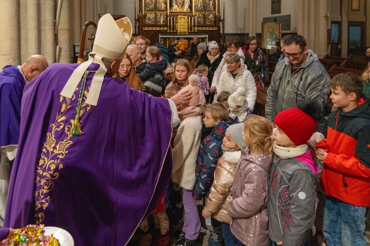 Bp Wołkowicz: Bóg nas przygarnia! | Eucharystia w intencji rodzin podejmujących pieczę zastępczą