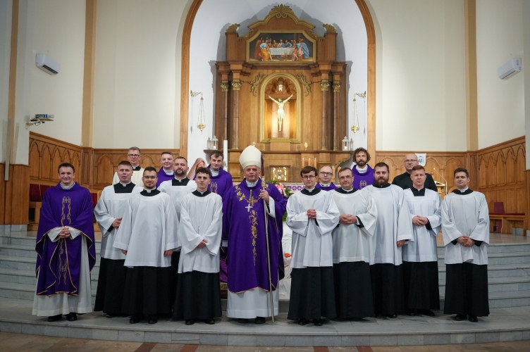 Bp Wołkowicz: w każdej sytuacji Bóg jest blisko! | obłóczyny i akolitat